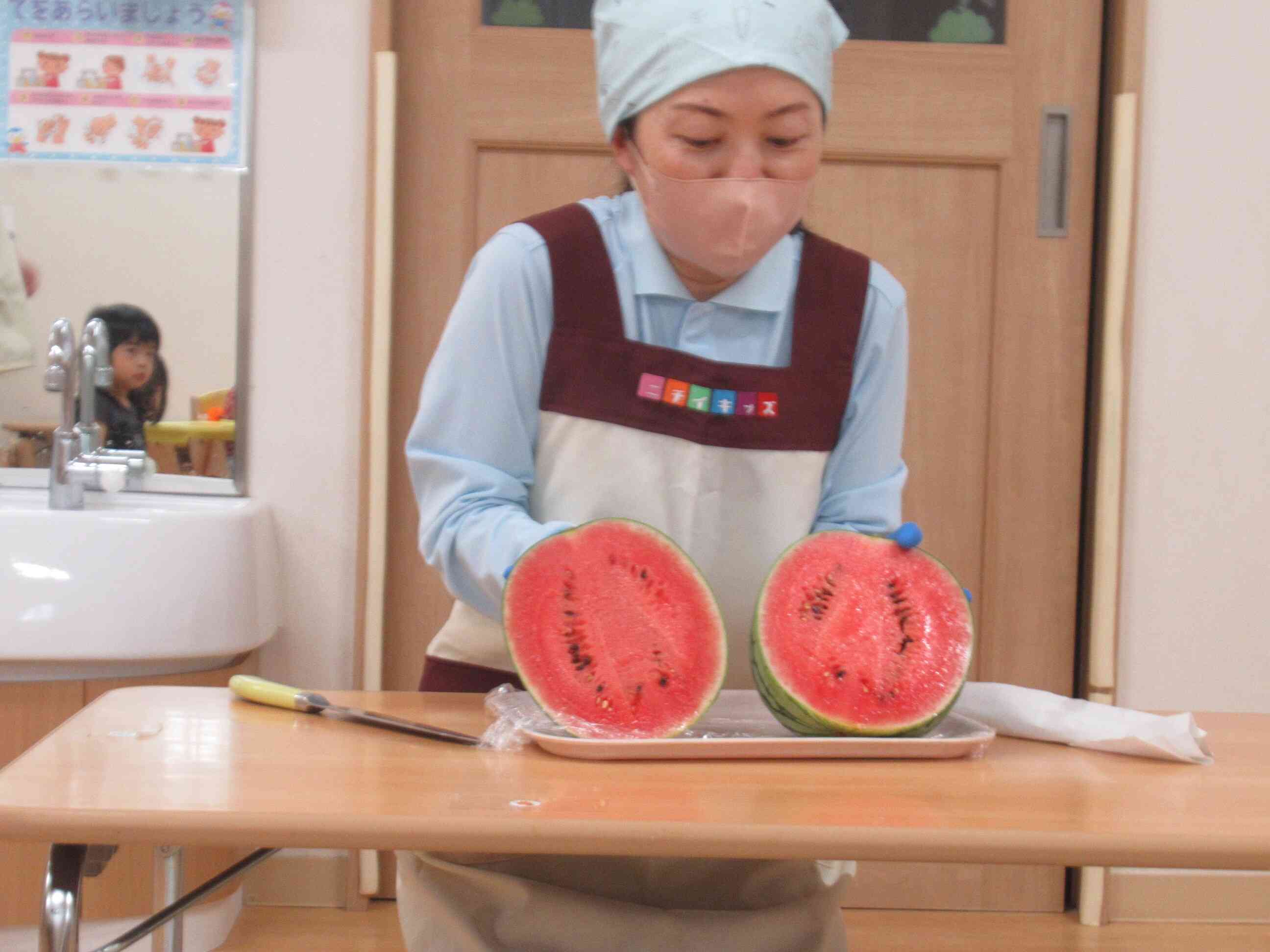 7月の食育「スイカ」｜ニチイキッズあだち梅島保育園｜ニチイキッズ